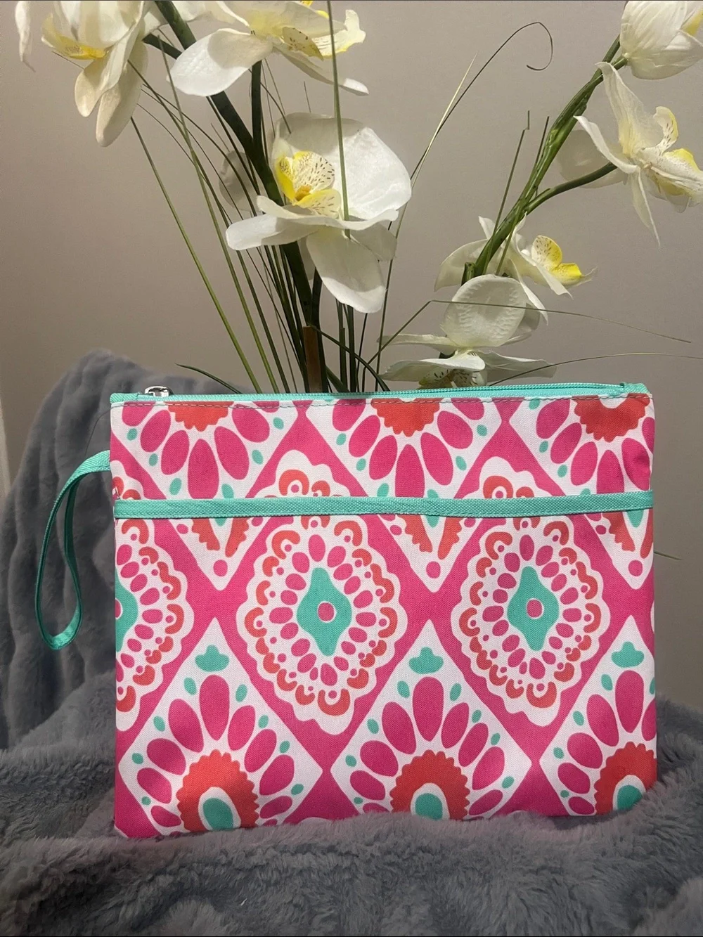 Viv & Lou Pink Beachy Wristlet NWOT